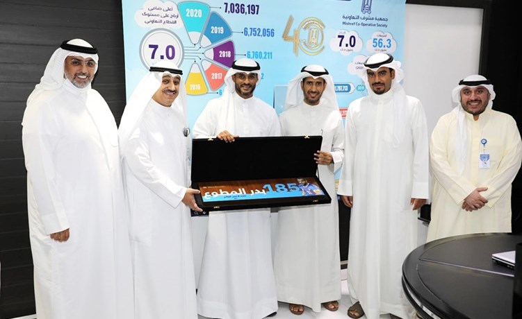 تعاونية مشرف كرّمت عميد لاعبي العالم بدر المطوع